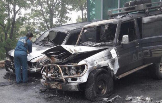 Две машины сгорели возле офиса во Владивостоке