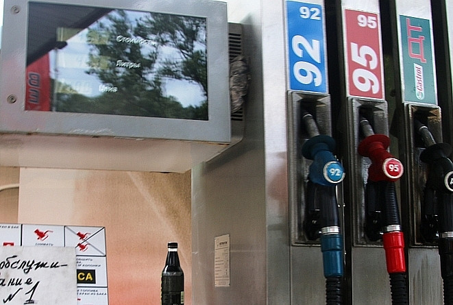 На заправках города бензин заливают любому желающему