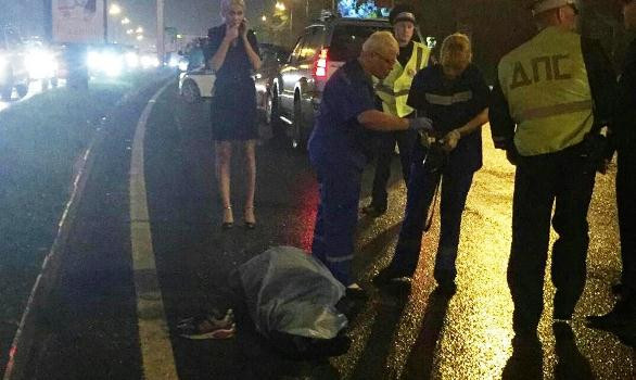 Пешеход с огнестрельным ранением бросался под колеса