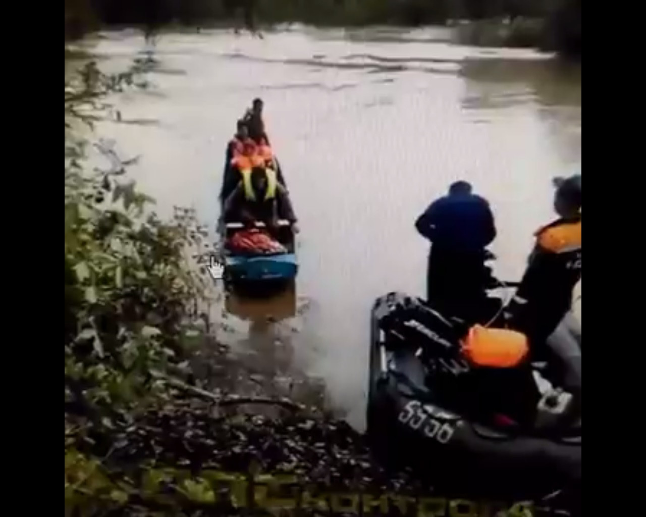 Эвакуация жителей села Вострецово (видео)