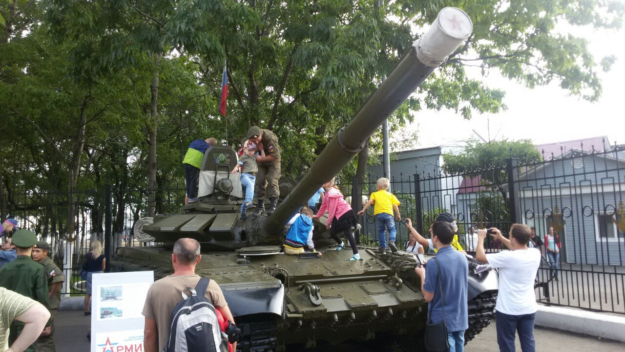 Жители Владивостока делают селфи на танках