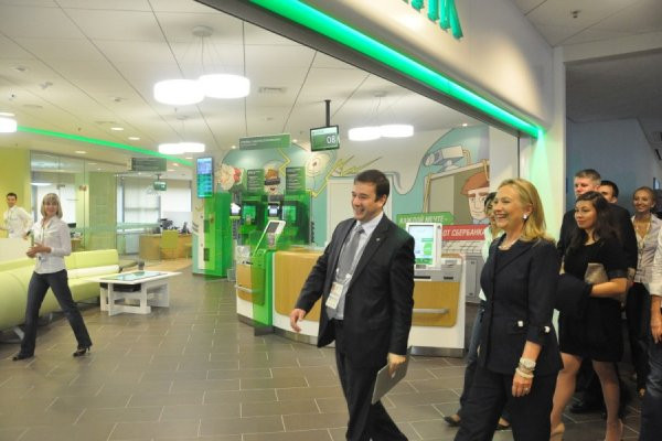 Дружба с роботом во Владивостоке отозвалась Клинтон в Нью-Йорке