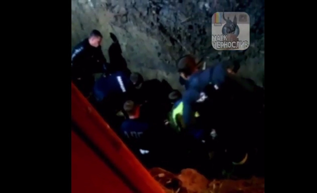 В Приморье рабочего завалило землей  (ВИДЕО)