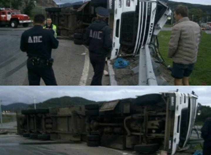 На Седанке перевернулся длиномер