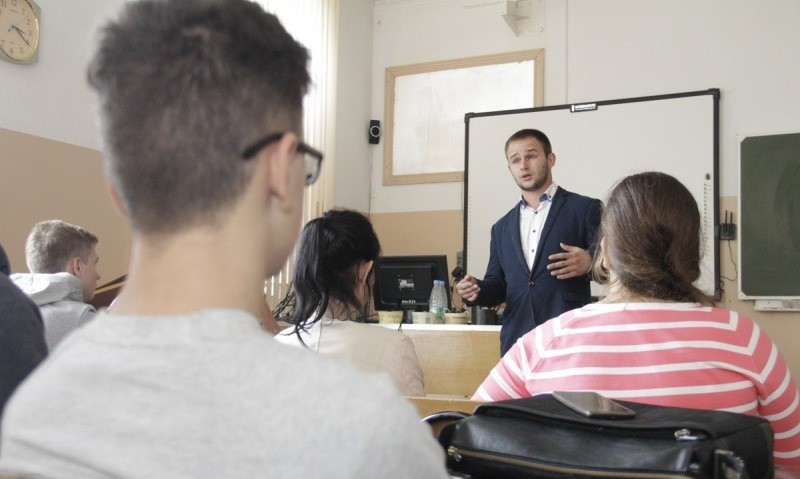 В школах Владивостока проходят патриотические уроки