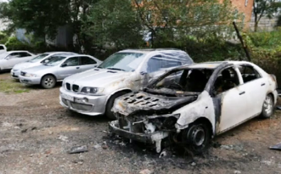 Машины горят на стоянках во Владивостоке