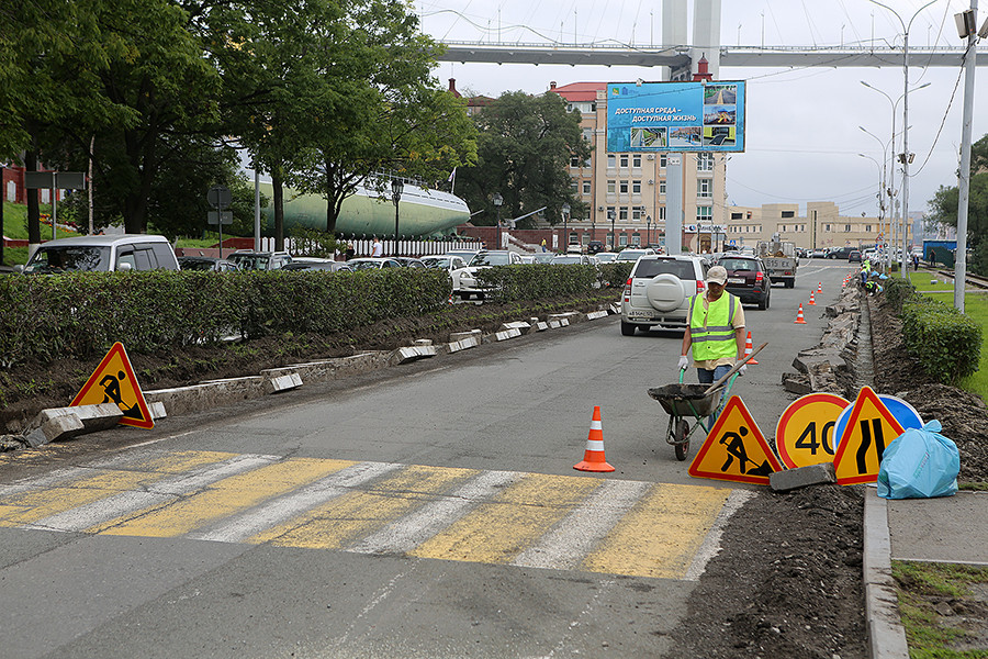 На Корабельной Набережной ремонтируют дорогу