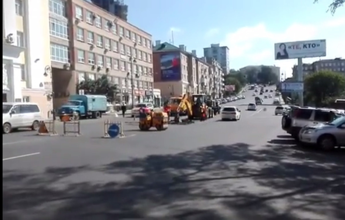На улицах Владивостока роют ямы