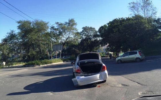 Авария с такси заблокировала район во Владивостоке