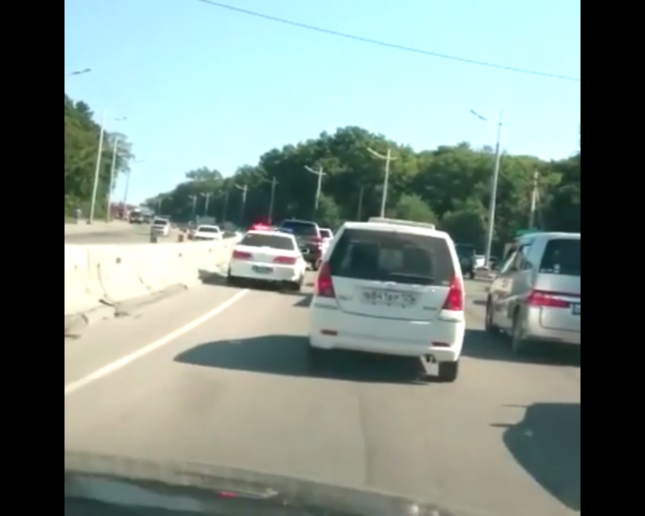 Бетонный блок создал затор на выезде из города (ВИДЕО) 