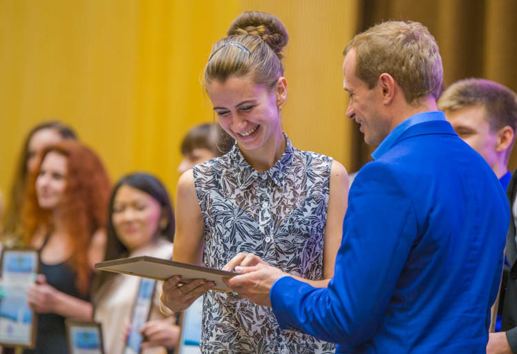 З00 лучших студентов Приморского края наградили губернаторской стипендией