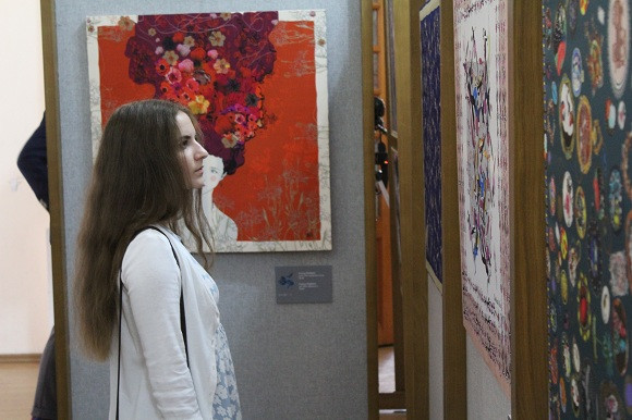 Шелковые платки с героями известных кинолент представили во Владивостоке