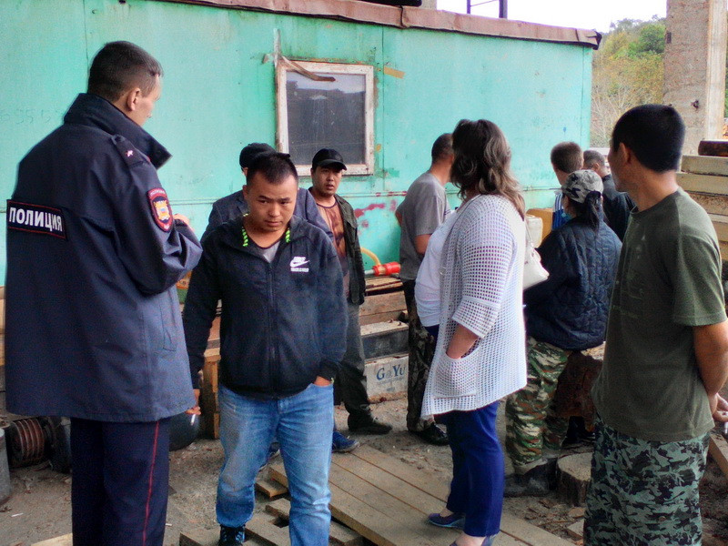 Полиция и дружинники ловят нелегалов в затопленной Чугуевке