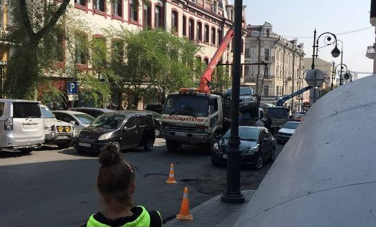 В центре Владивостока забирают машины 
