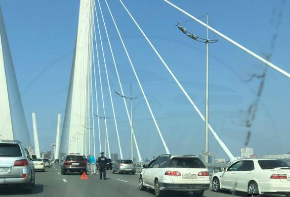 ДТП на Золотом мосту сковало движение 