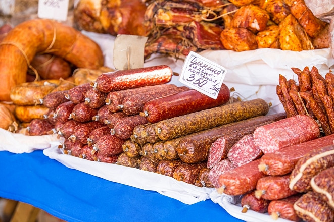 Китайцам не дали накормить хабаровчан колбасой и кальмарами