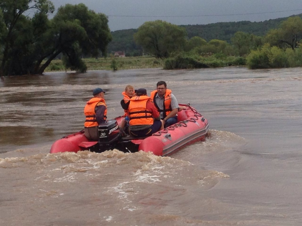 Вода отступает от домов приморцев