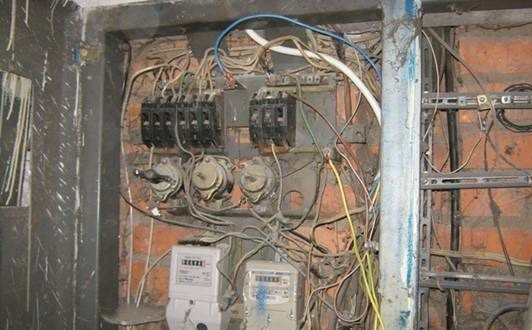В домах Владивостока меняют электрику