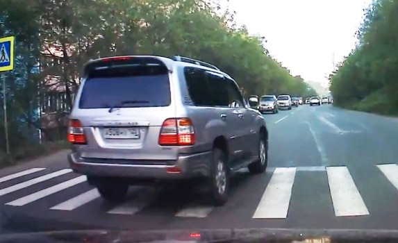 Маневры водителя Крузера угрожают безопасности людей во Владивостоке (видео)