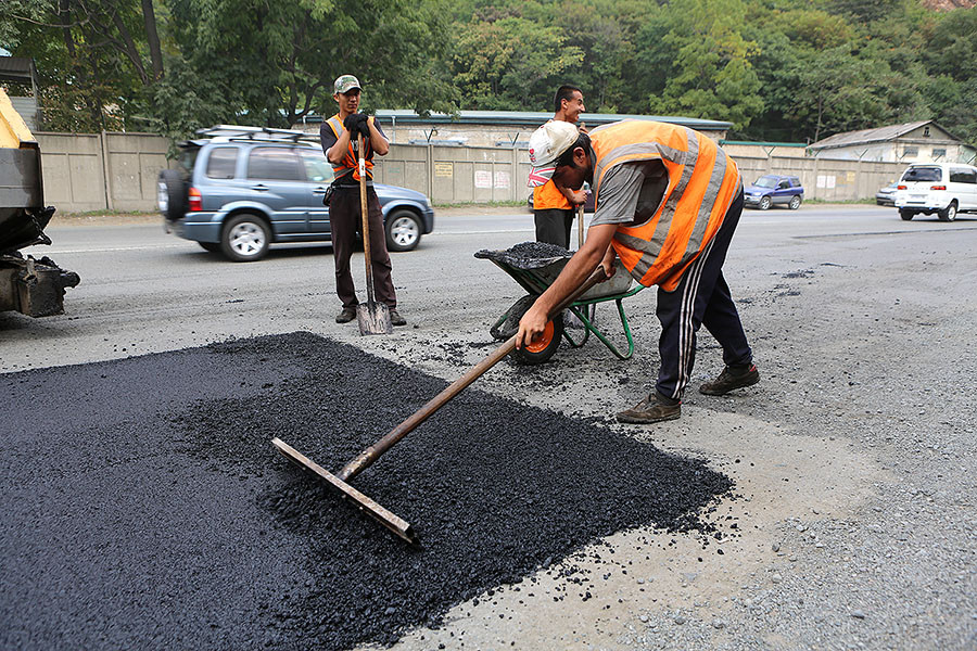 Ежедневно на дороги Владивостока укладывают 100 тонн асфальта