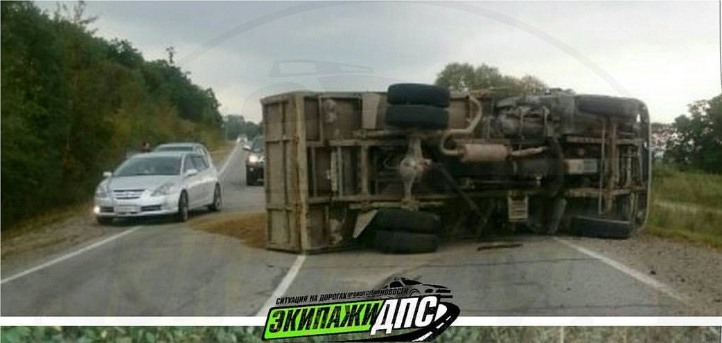 Мотоциклист тараном опрокинул самосвал с песком в Приморье