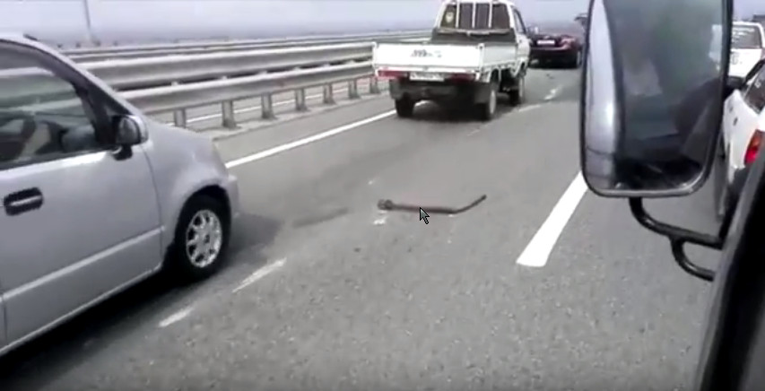 Во Владивостоке рассыпался грузовик (видео)