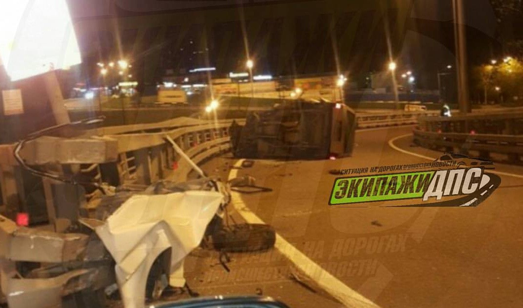 Микроавтобус опрокинулся на съезде с Золотого моста