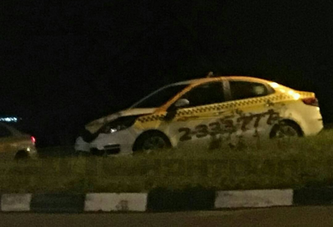 Таксист разбил машину на выезде с острова Русский