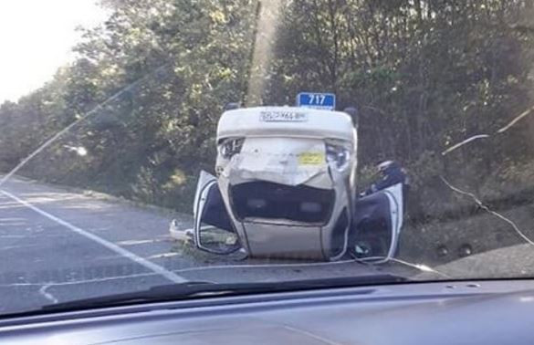 Такси в Приморье перевернулось на крышу (ФОТО)