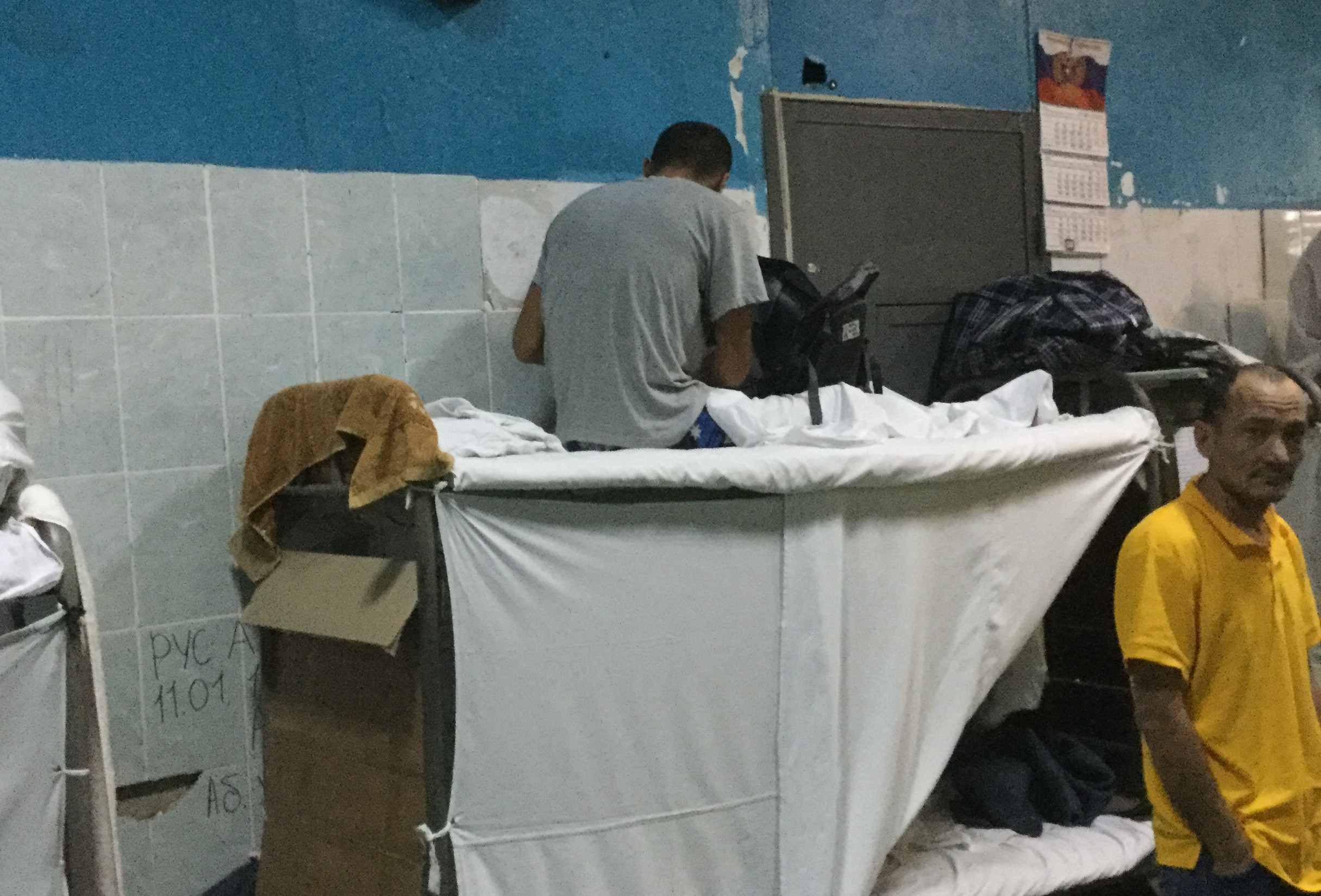 Мигрантов-нелегалов в Приморье обеспечили вкусной едой, лекарствами и прогулками