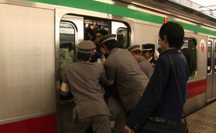 Девять человек отравились на перроне в Токио