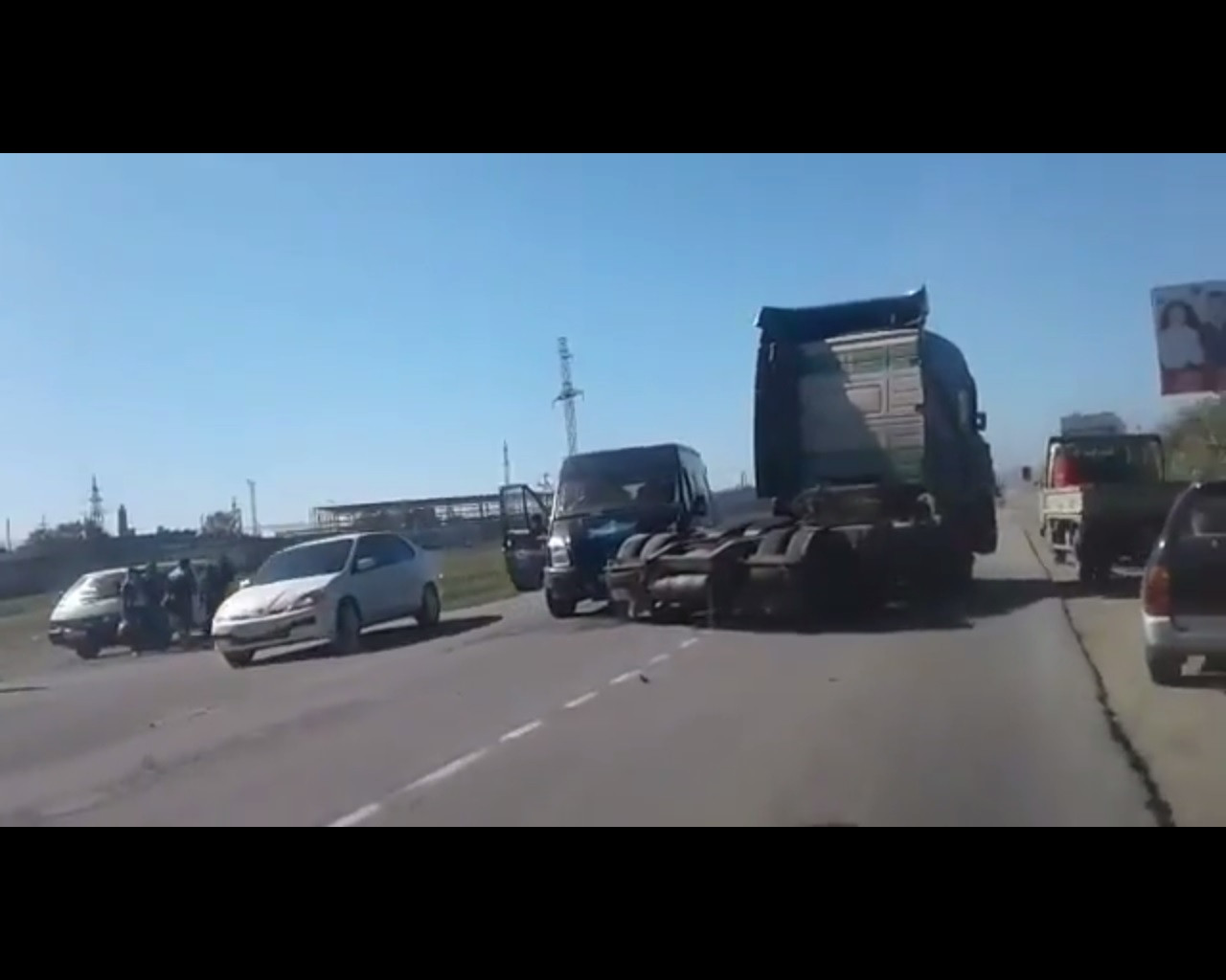 Грузовик и автобус не поделили дорогу (ВИДЕО)