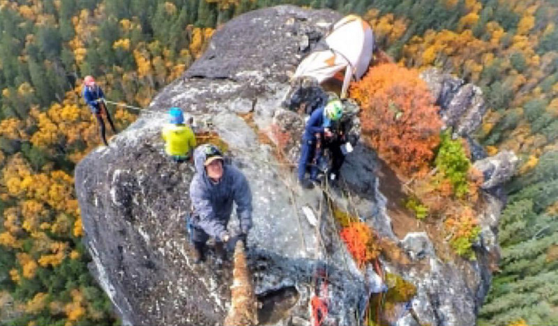 Экстремалы Хабаровска и Владивостока прыгнули с самой высокой скалы России