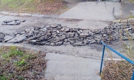 Жители Хабаровска сами решают проблему плохих дорог