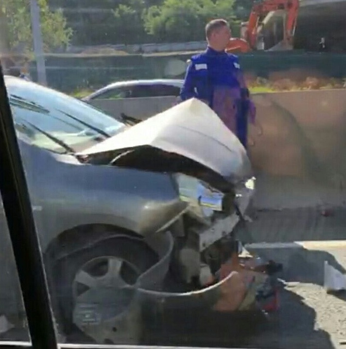 Неуправляемая фура врезалась в Nissan во Владивостоке