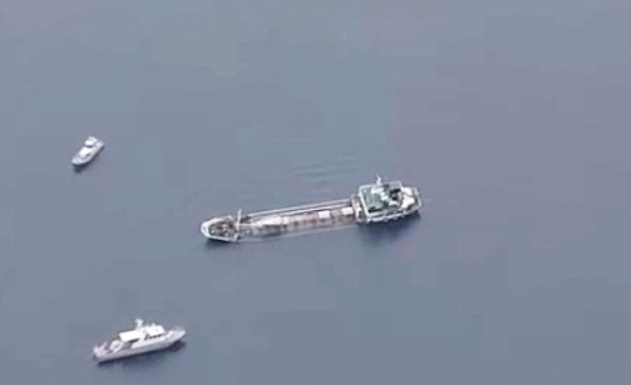 Танкер с едкой щелочью терпит бедствие у берегов Японии (видео)