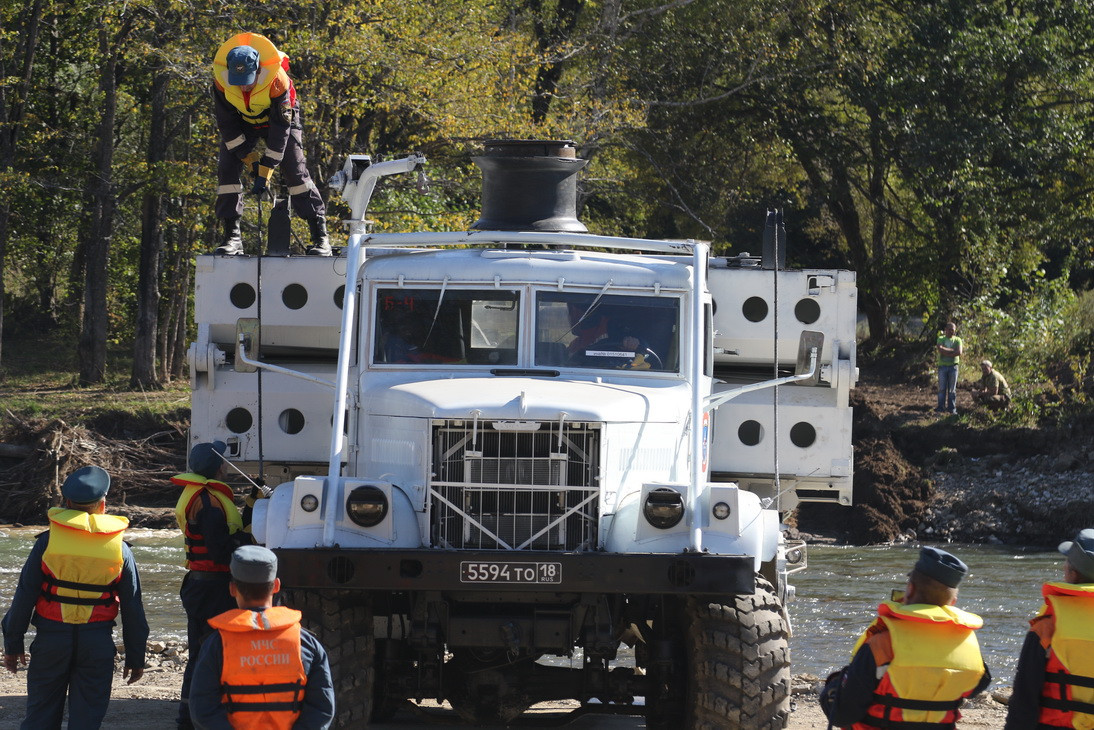 Бойцы МЧС наводят мост к отрезанному водой поселку Приморья