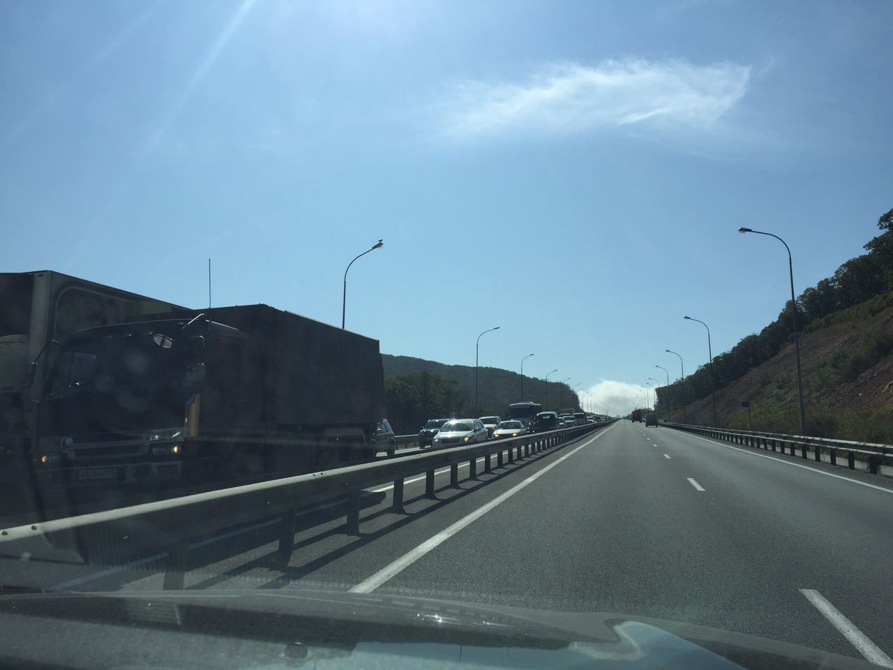 Заглохший грузовик блокировал выезд с Патрокла