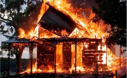 Из пылающего дома в Приморье спасли человека