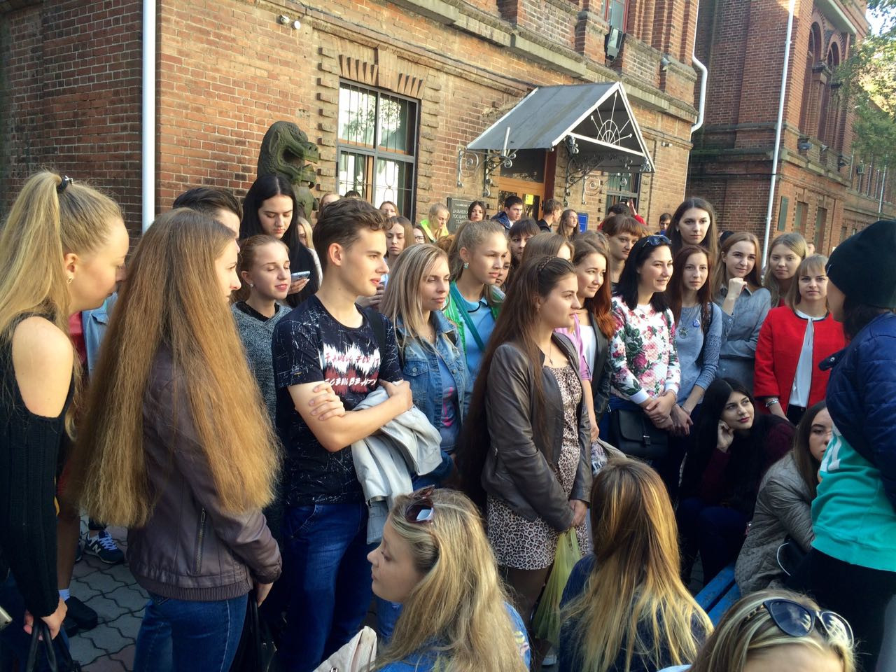 Молодежь Владивостока с восторгом тратит выходной на съемки с Козловским