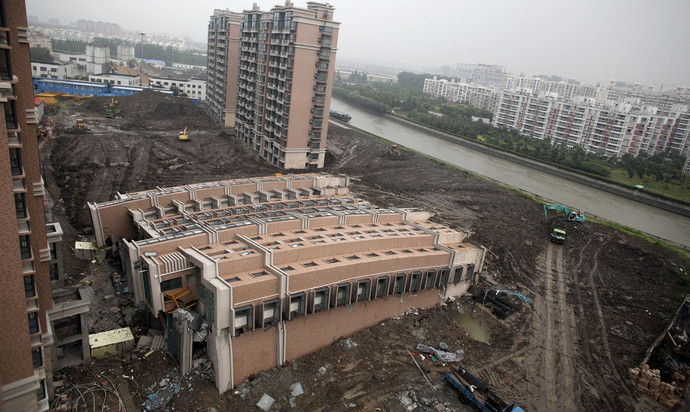 Сразу два дома рухнули в Китае