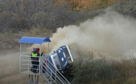 Автогонщик сбил судейскую вышку (ВИДЕО)