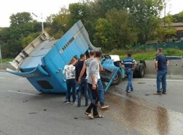 Тягач перегородил путь во Владивосток (ФОТО\ВИДЕО)
