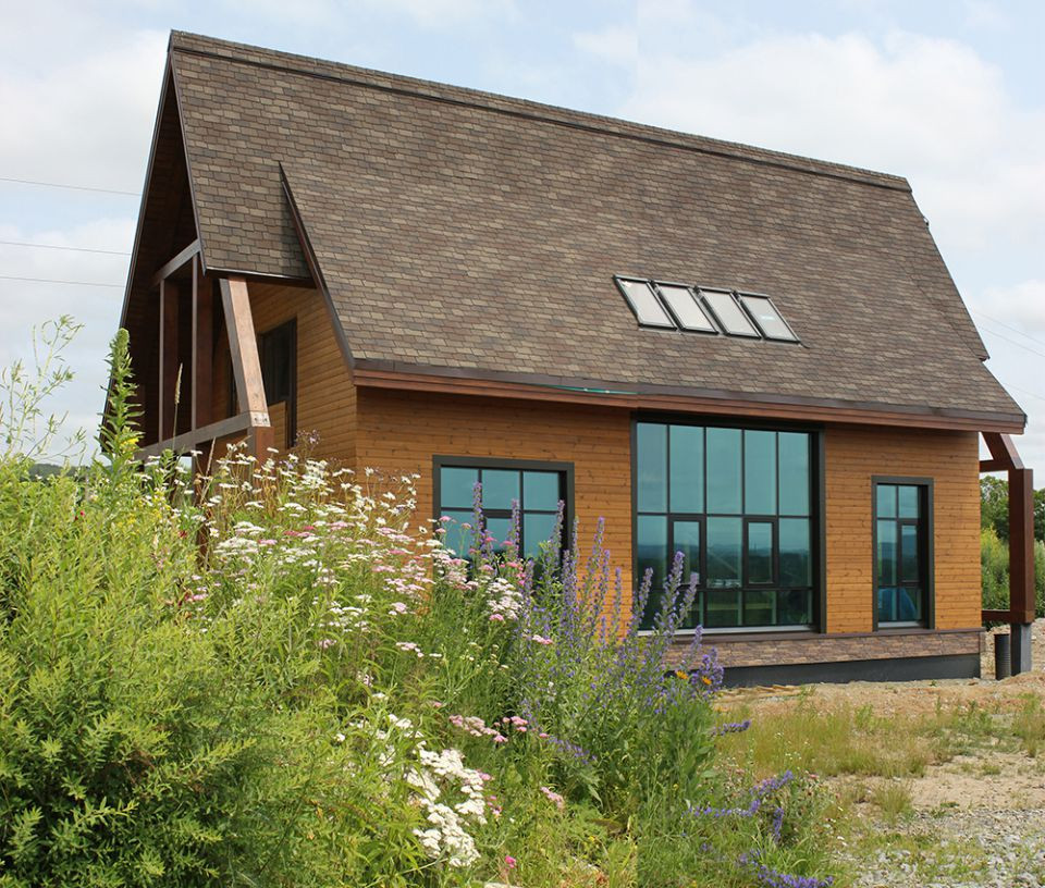 В экономичном соломенном доме с солнечным отоплением заканчивают отделку белой глиной (ФОТО)