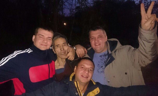 Фото полицейских с преступником, сбежавшим из психбольницы, стало поводом для серьезного разбирательства 