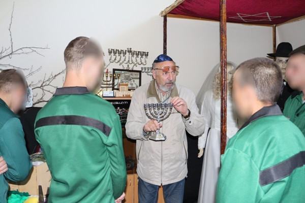 Осужденные подростки примерили кипу и прочитали Тору