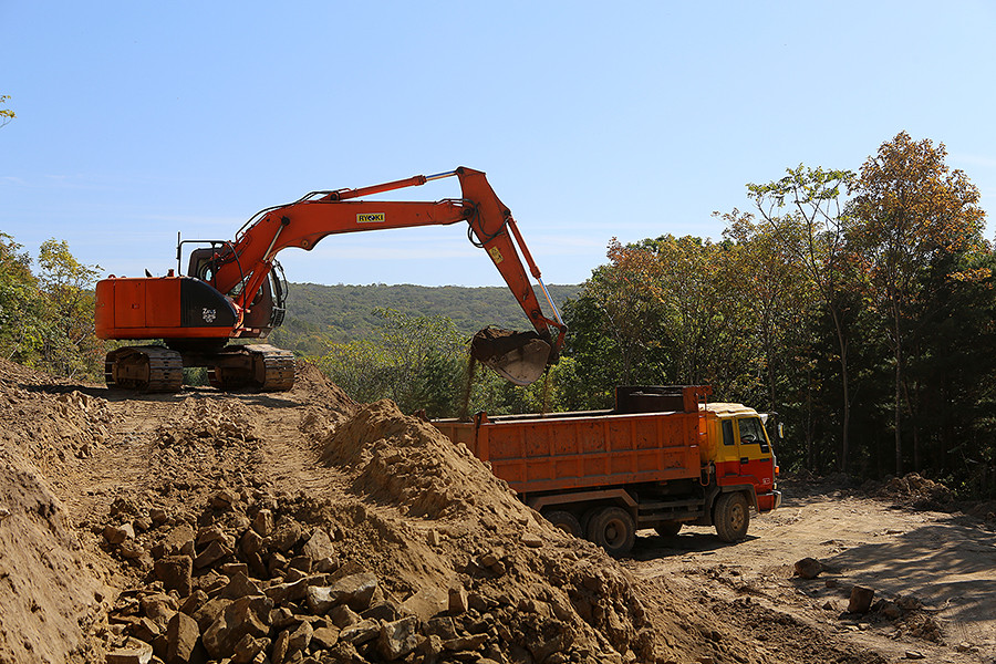 Во Владивостоке строят дороги к участкам для многодетных семей (ФОТО)