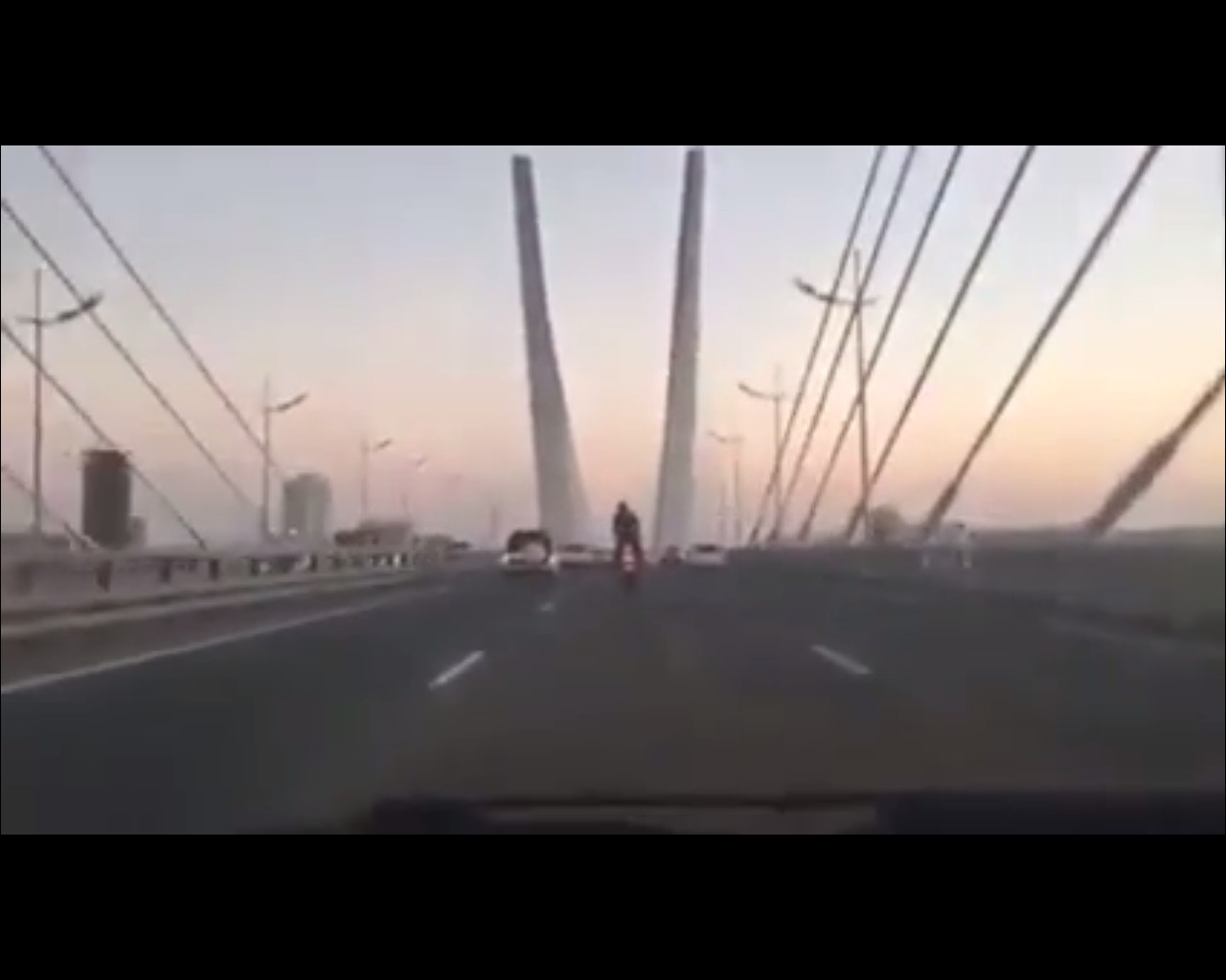 Мотоциклист устроил шоу на Золотом мосту (ВИДЕО)