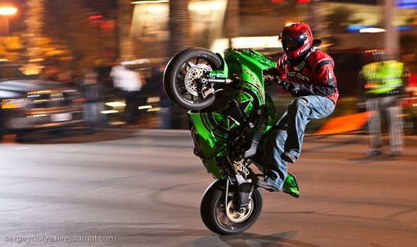 摩托车特技！好棒呀！