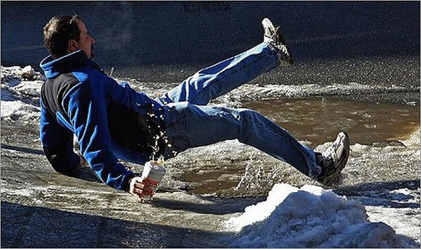 可笑人跌倒在地下！哈哈哈